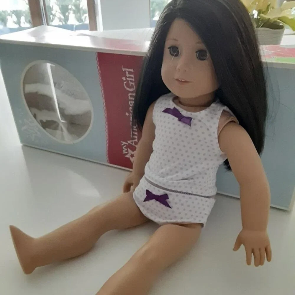 AMERICAN GIRL DOLL  - brown/ black hair, brown eyes - like new